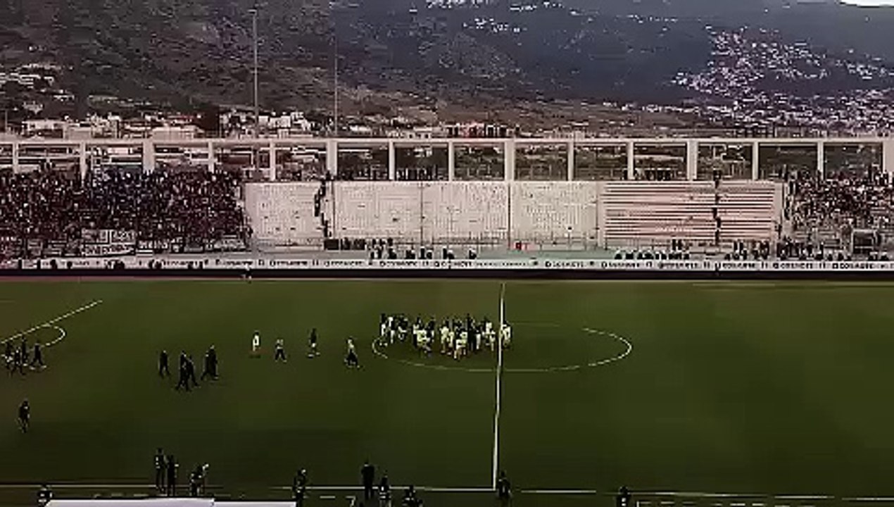 Η κοινή είσοδος των δύο ομάδων στο γήπεδο