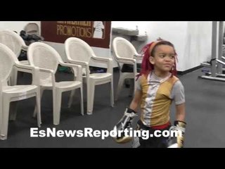 Roger Mayweather doing mitts with Money Prince TMT - EsNews Boxing