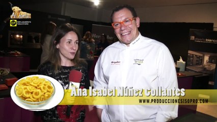 HERGAHER CON BLOGUER MOSTRANDO SUS PRODUCTOS