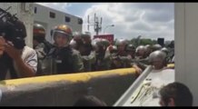 Contingentes de la GNB impiden paso de marcha de mujeres opositoras en Venezuela