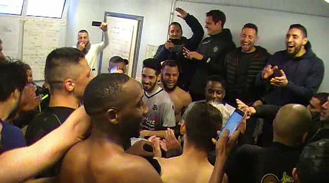 Le vestiaire d'AIN SUD FOOT après la victoire contre Hauts-Lyonnais