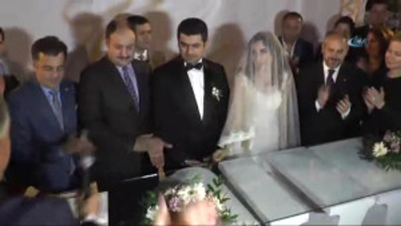 Bakan Kılıç Düğünde Halay Çekti