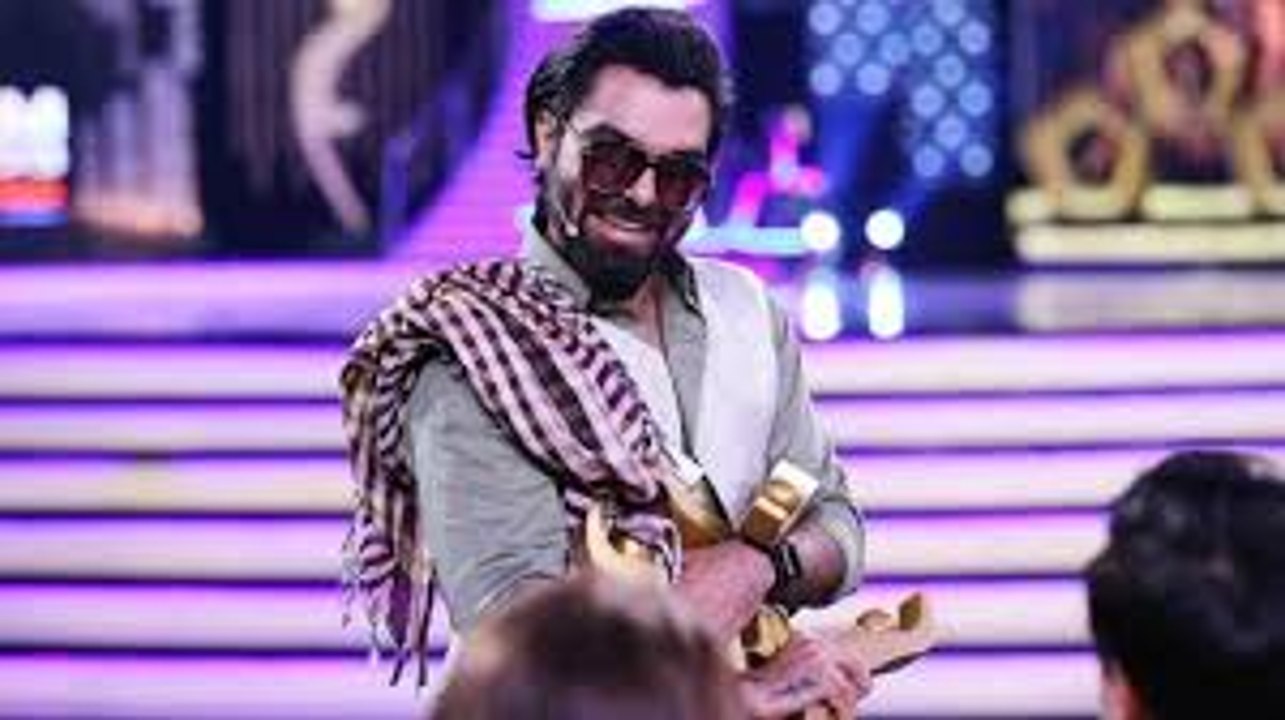 Yasir Hussain opens the show with a comedy in Hum Awards 2017