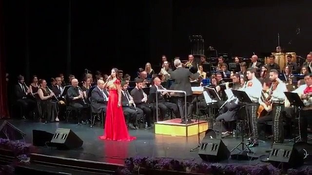 Nuria Fergó en concierto con su gira México Lindo Sinfónico en Almería