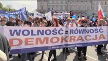 Varsovia marcha contra el gobierno conservador y nacionalista polaco