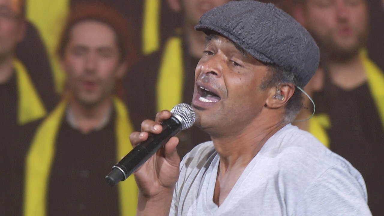 Yannick Noah chante "New York avec toi" avec les 2000 choristes 2015