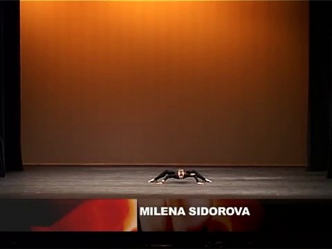 La femme marche sur scène comme une araignée. Puis quand elle tente de se relever? Les spectateurs sont tous sans voix!