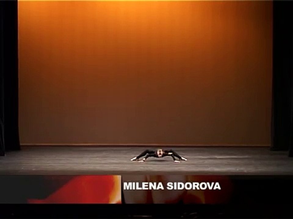 La femme marche sur scène comme une araignée. Puis quand elle tente de se relever? Les spectateurs sont tous sans voix!