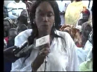 [ JT Wolof ] - Awa Collé Diop remercie Wade pour ceux qu'il a fait à Pikine