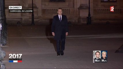Présidentielle : Emmanuel Macron arrive sur scène au Louvre