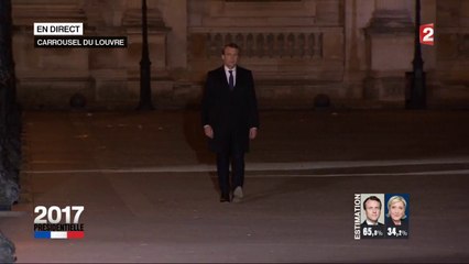 Présidentielle : Emmanuel Macron arrive sur scène au Louvre