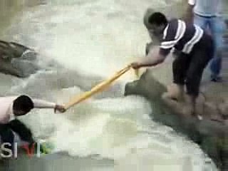 funny clips in the world 2106 _Amazing man trying to cross the river