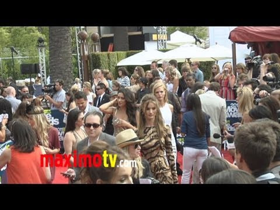 Rosie Huntington-Whiteley at 2011 MTV MOVIE AWARDS Red Carpet