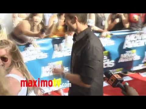 Josh Duhamel at 2011 MTV MOVIE AWARDS Red Carpet