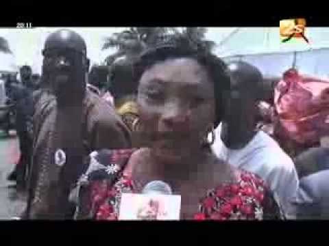 Plusieurs partisans témoins de la prestation de serment et passation de pouvoir jt du 02 avril