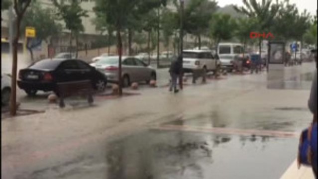 Batman'da Cadde ve Kaldırımlar 15 Dakikalık Yağmura Teslim Oldu