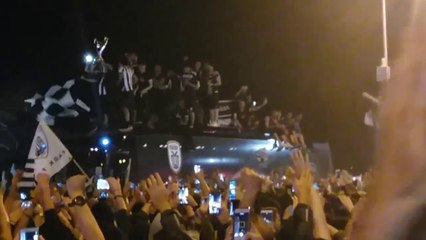 ΠΑΟΚ - Οι πανηγυρισμοί του Ιβάν Σαββίδη στην οροφή του λεωφορείου! 07.05.2017