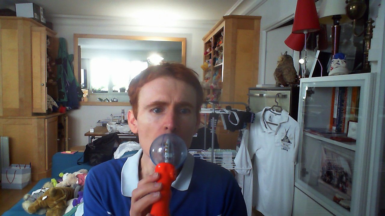 Wiwi égratigne "une bouteille à la mer" d'Alban Bartoli