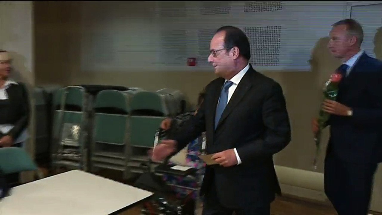 Présidentielle : François Hollande glisse son bulletin dans l'urne à Tulle, en Corrèze