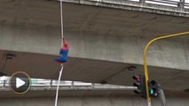 Real-life Spiderman climbs down bridge