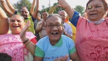 Cientos de ancianos indios propagan carcajadas por las calles en Día de Risa