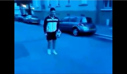 Le coup du sombrero de Jul sur un chien.