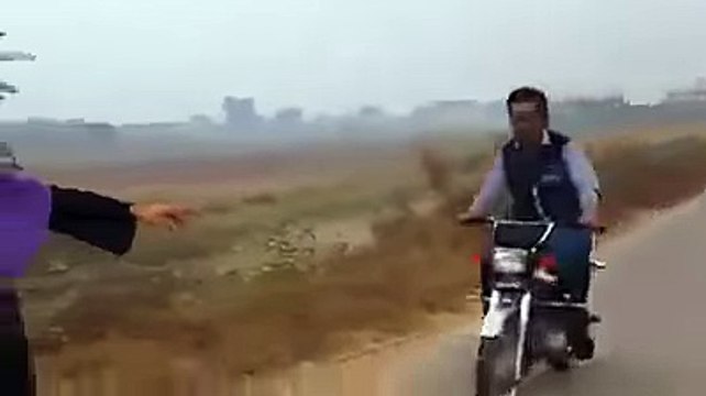 کسی بھی لڑکی کو لفٹ دینے سے پہلے یہ وڈیو ضرور دیکھیں -