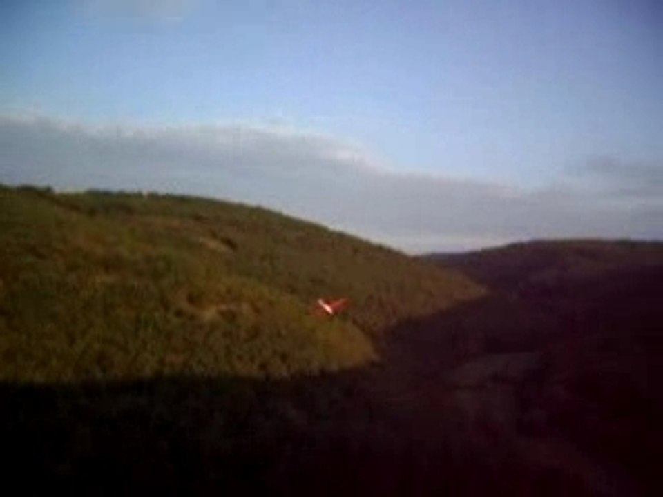 avion RC en attaque