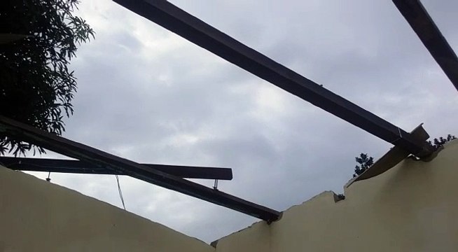 Casa tem telhado destruído após chuva de granizo na Serra