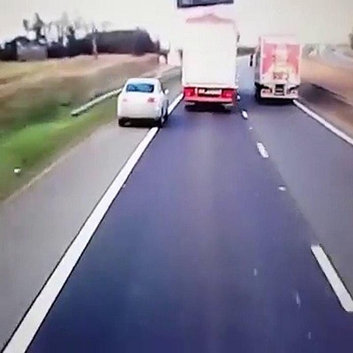 Ce chauffard fait tout pour doubler 2 camions... Taré