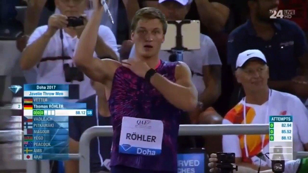 Il lance son javelot si fort qu'il arrive près du cameraman