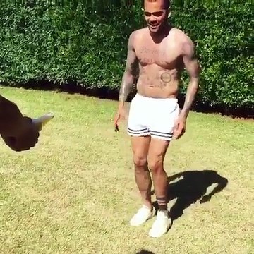 Quand Dani Alves ouvre une bière, ça donne ça
