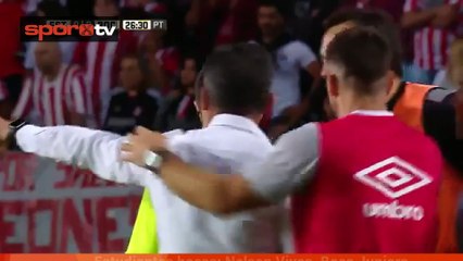 Hakeme kızdı gömleğini yırttı!