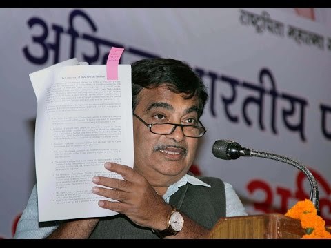 Gadkari accuses Sonia Gandhi of misleading people on Land Bill
