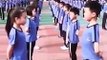Des enfants chinois pratiquent leurs dance agréable pendant la récréation