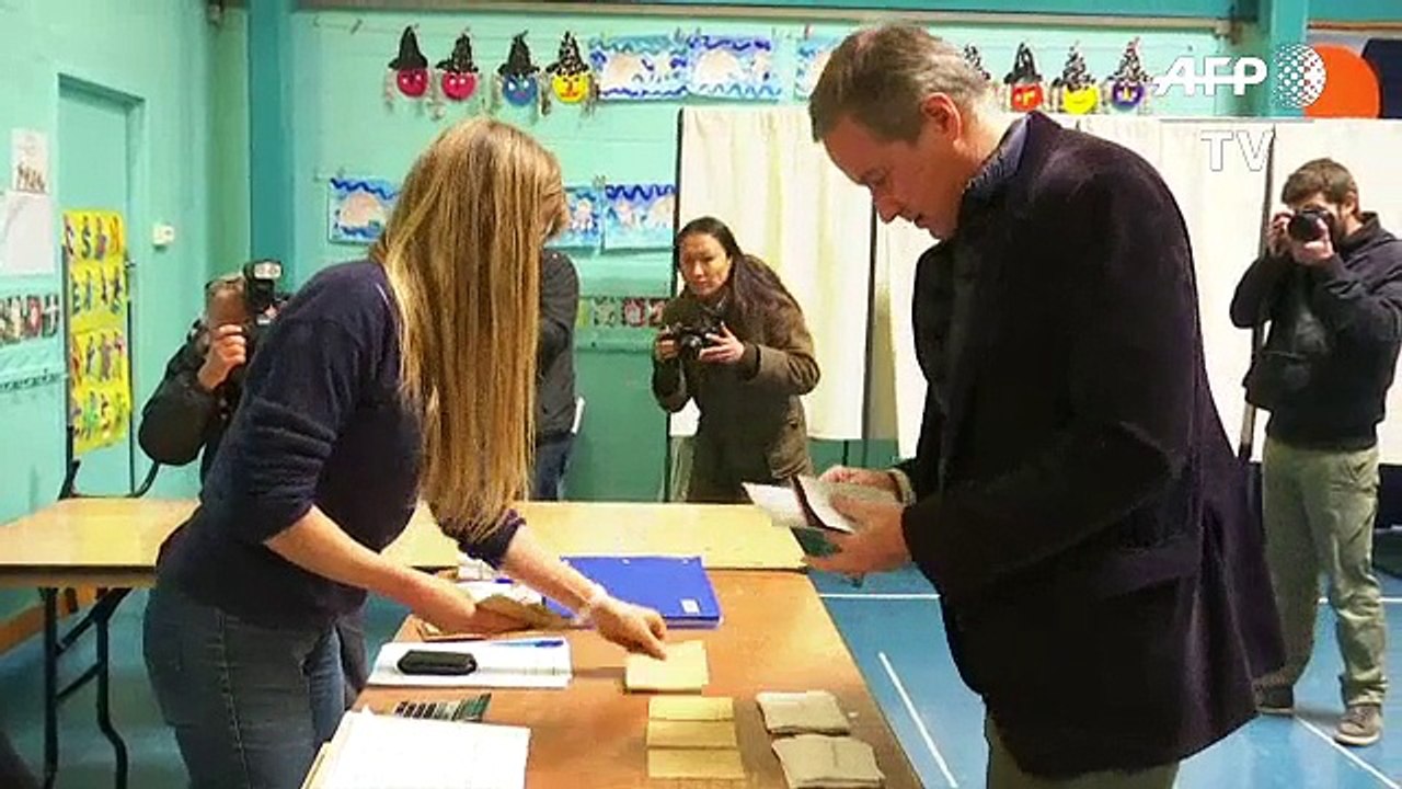 Nicolas Dupont-Aignan a voté à Yerres