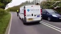 Un moment horrible lorsque une camionnette blanche a failli écraser un cycliste