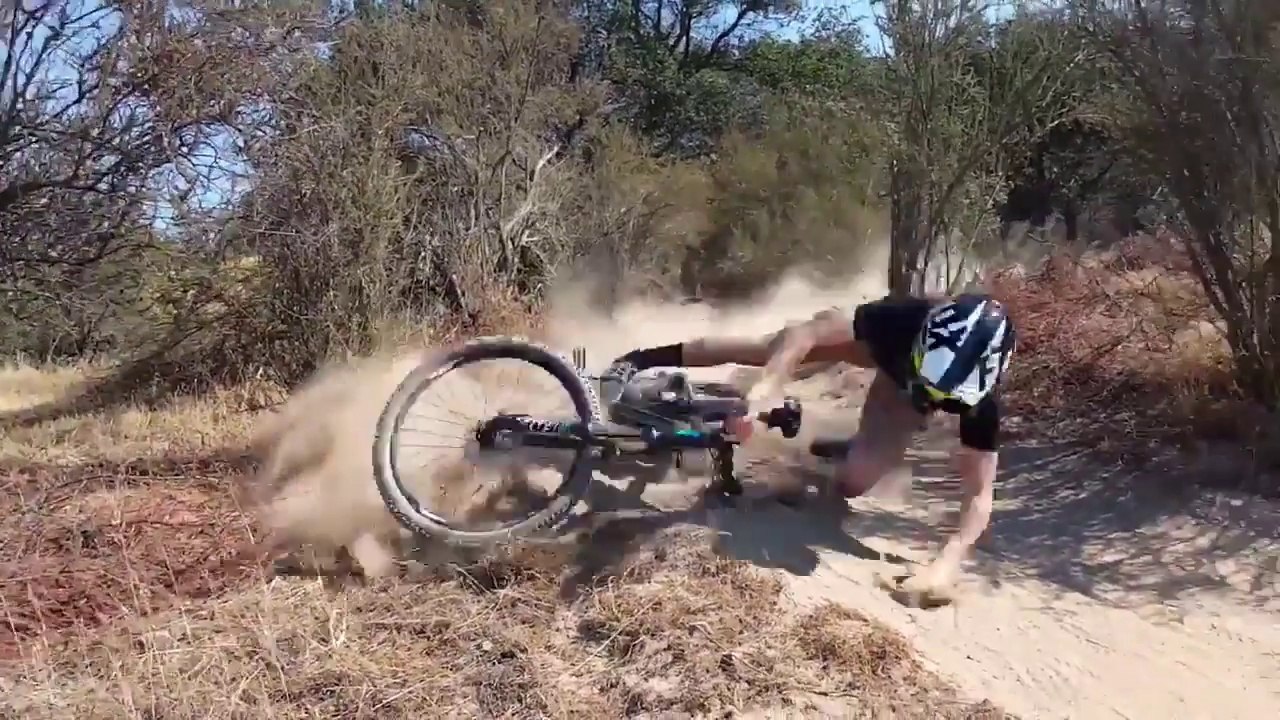 Filmé, il rate son virage en vélo comme un naze !