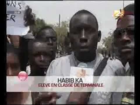 Le collectif des élèves et étudiants manifestent contre la grève des enseignants