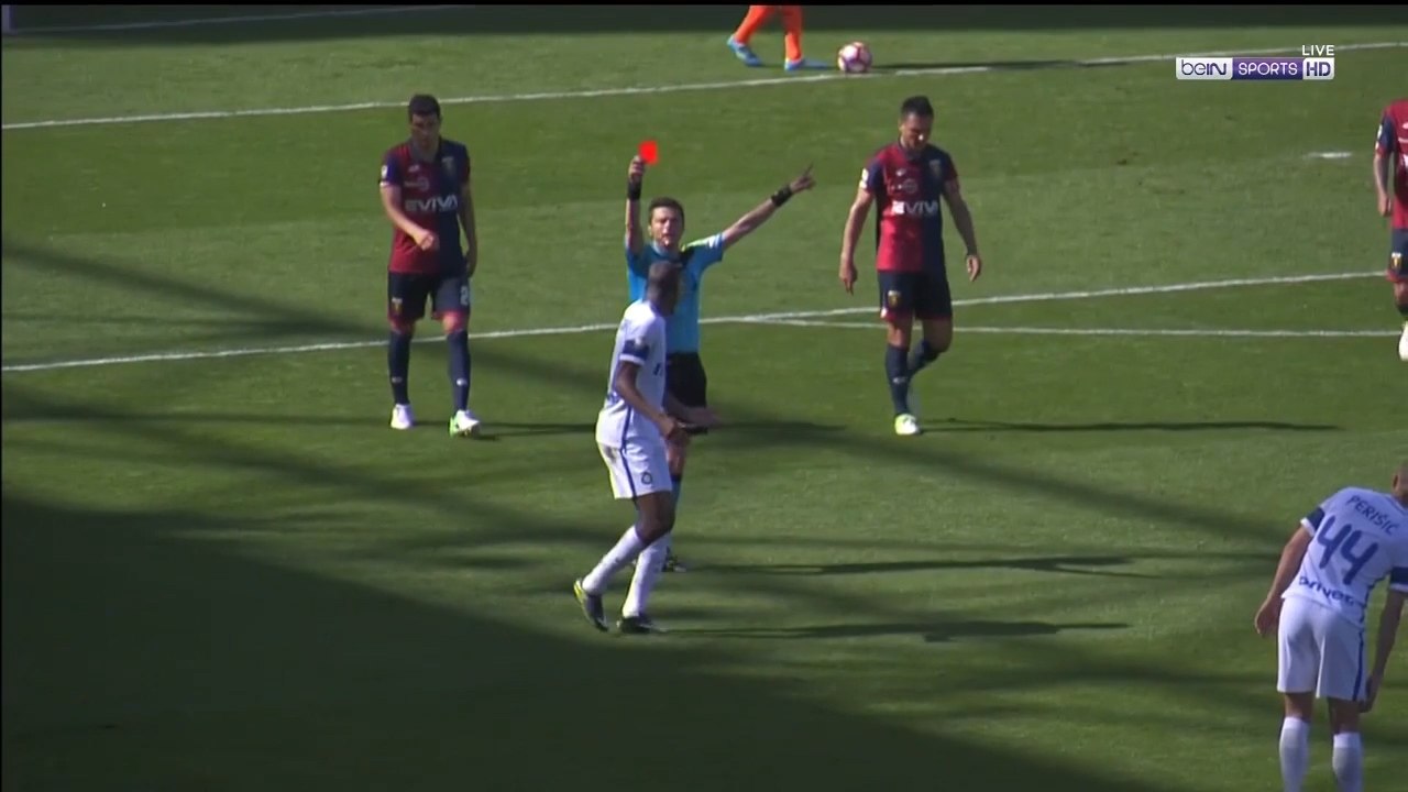 Geoffrey Kondogbia Gets A Weird Red Card For Protesting vs Genoa!