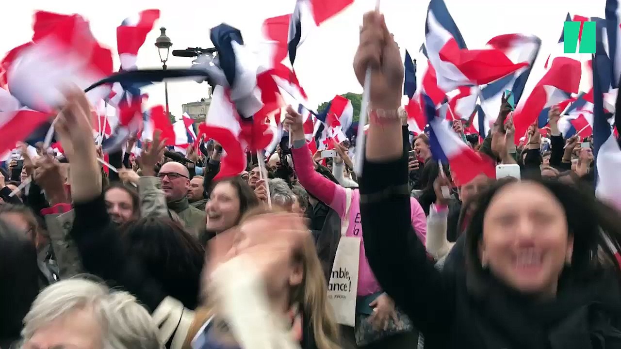 La place du Carrousel du Louvre en fête après la victoire de Macron