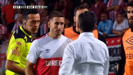 Furieux, l'entraîneur Nelson Vivas arrache sa chemise