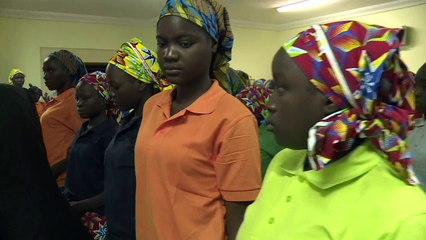 Gobierno de Nigeria recibió a estudiantes de Chibok liberadas