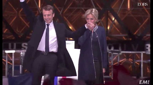 Quand Brigitte Macron, très émue, rejoint son mari sur scène au Louvre