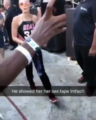 Famosa modelo baja de la tarima furiosa con fans que le mostró su vídeo casero filtrado en las redes