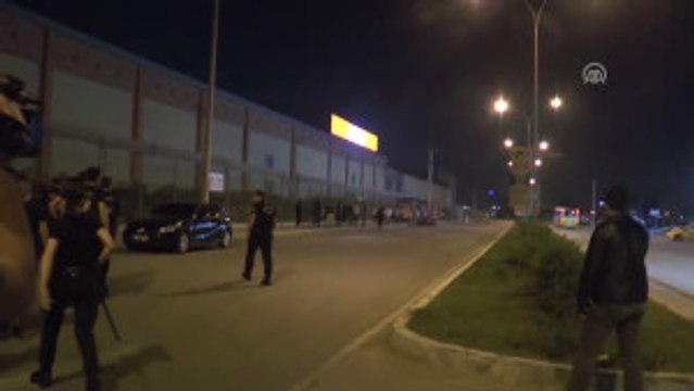 Adana Demirsporlu Bir Grup Taraftar, Evkur Yeni Malatyaspor Futbolcularının Konakladığı Otelin...