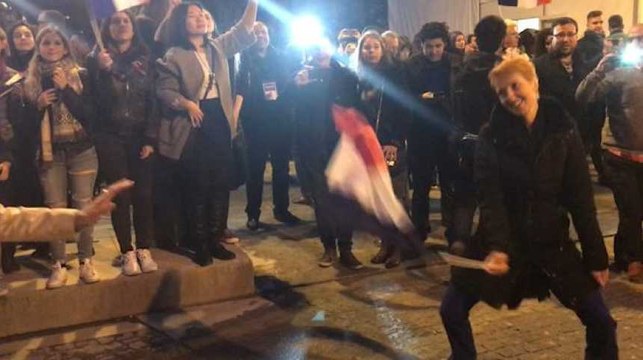 La militante la plus connue de Macron et sa danse de la victoire sont revenues pour le second tour