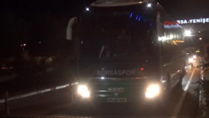 Bursasporlu Taraftarlar Takım Otobüsüne Taşlarla Saldırdı