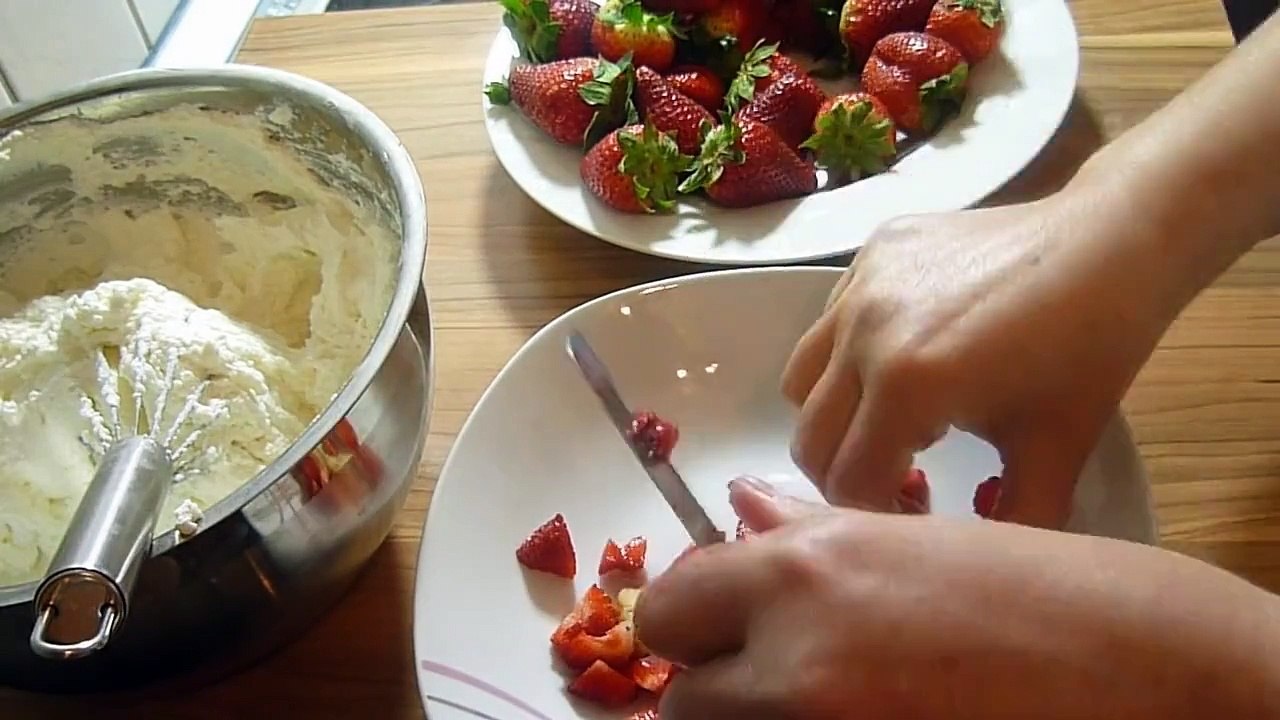 Anneler Günü İçin Çilekli Yaş Pasta Tarifi _ Pasta Tarifleri