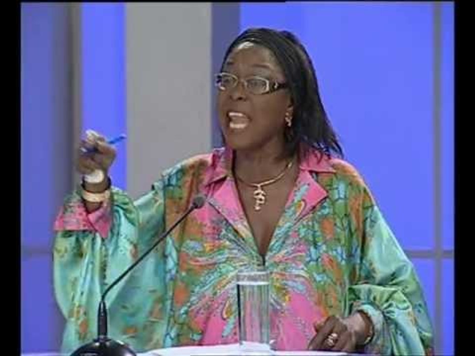 Marie Théreze Diedhiou est recadrée en direct durant l'émission "Décryptage du 02 Mars 2012"